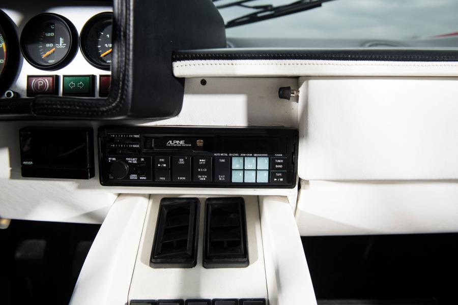 Детали интерьера Lamborghini Countach LP500 S 1984 года  (фото 18 из 34)